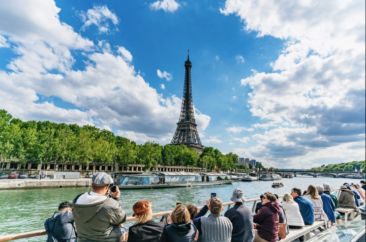 Paris: 1-Hour Seine Cruise starting at the Eiffel Tower
