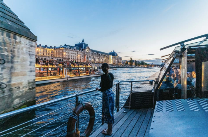 Paris: 3-Course-Dinner Cruise on the Seine with live music
