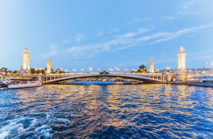 Paris: 3-Course-Dinner Cruise on the Seine with live music
