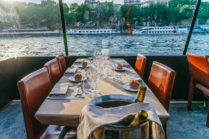 Paris: 3-Course-Dinner Cruise on the Seine with live music Paris: 3-Course-Dinner Cruise on the Seine with live music