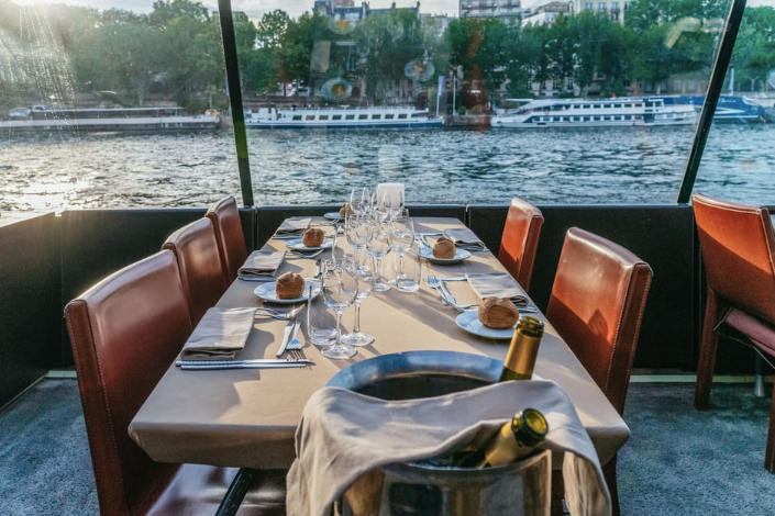 Paris: 3-Course-Dinner Cruise on the Seine with live music
