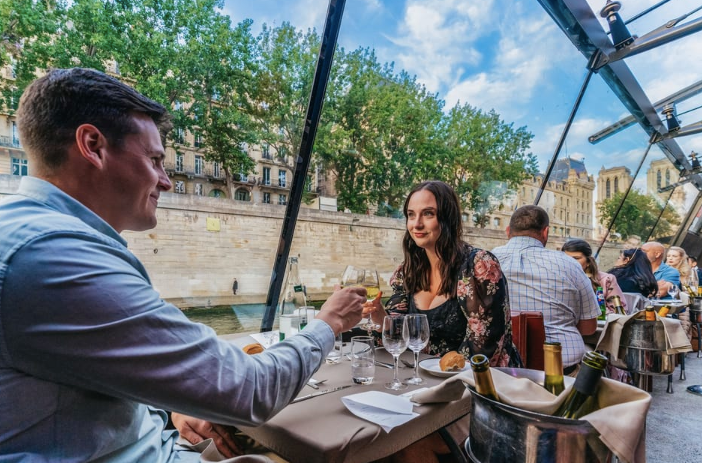 Paris: 3-Course-Dinner Cruise on the Seine with live music
