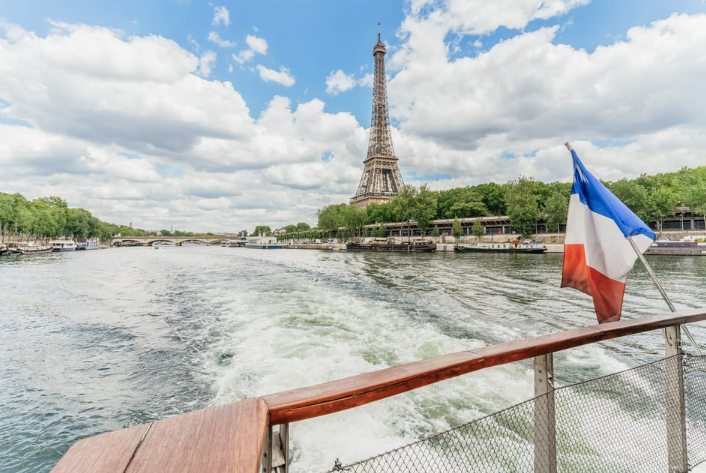 Paris: 2-Hour River Seine Lunch Cruise with 3-course-menu
