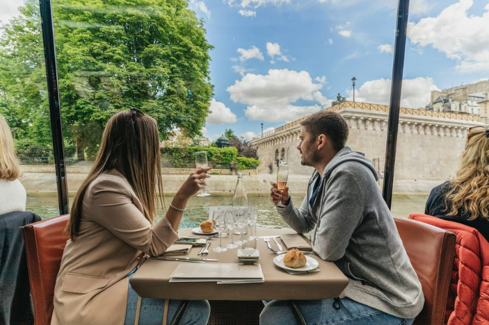 Paris: 2-Hour River Seine Lunch Cruise with 3-course-menu
