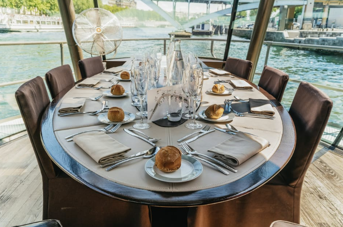 Paris: 2-Hour River Seine Lunch Cruise with 3-course-menu
