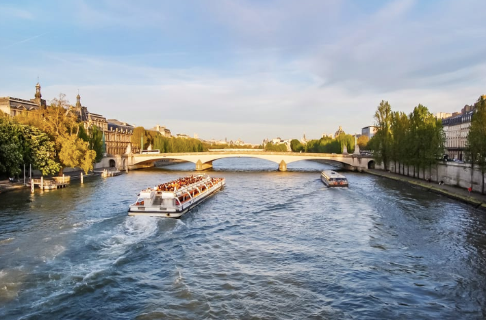 Paris: Louvre Reserved Access and Boat Cruise
