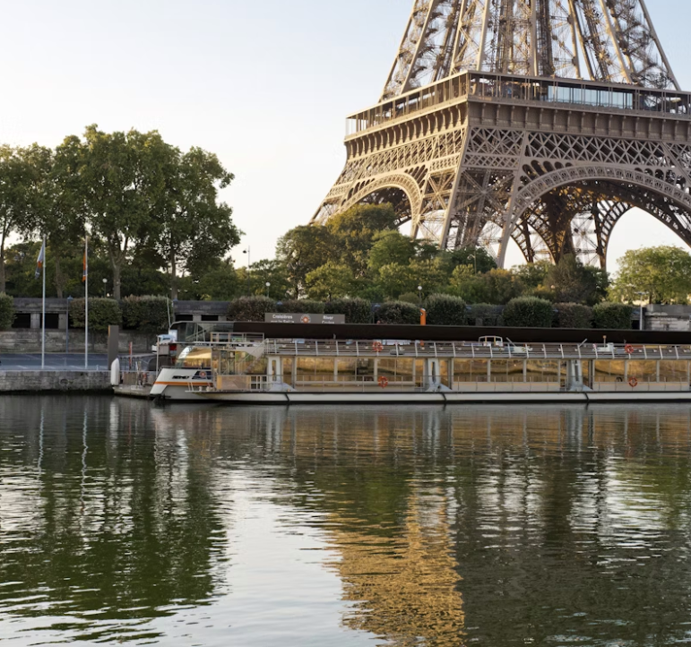 Seine River: Sightseeing Cruise from the Eiffel Tower
