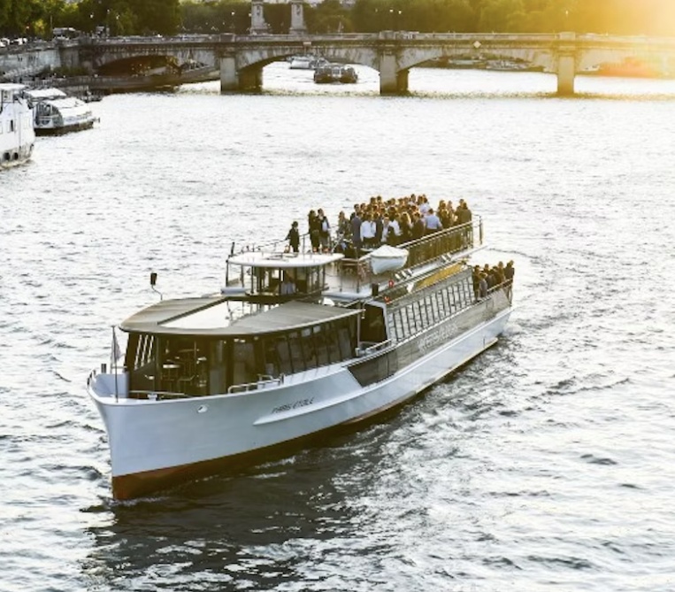 Seine River: Evening Cruise with Music Onboard + Audio Guide App
